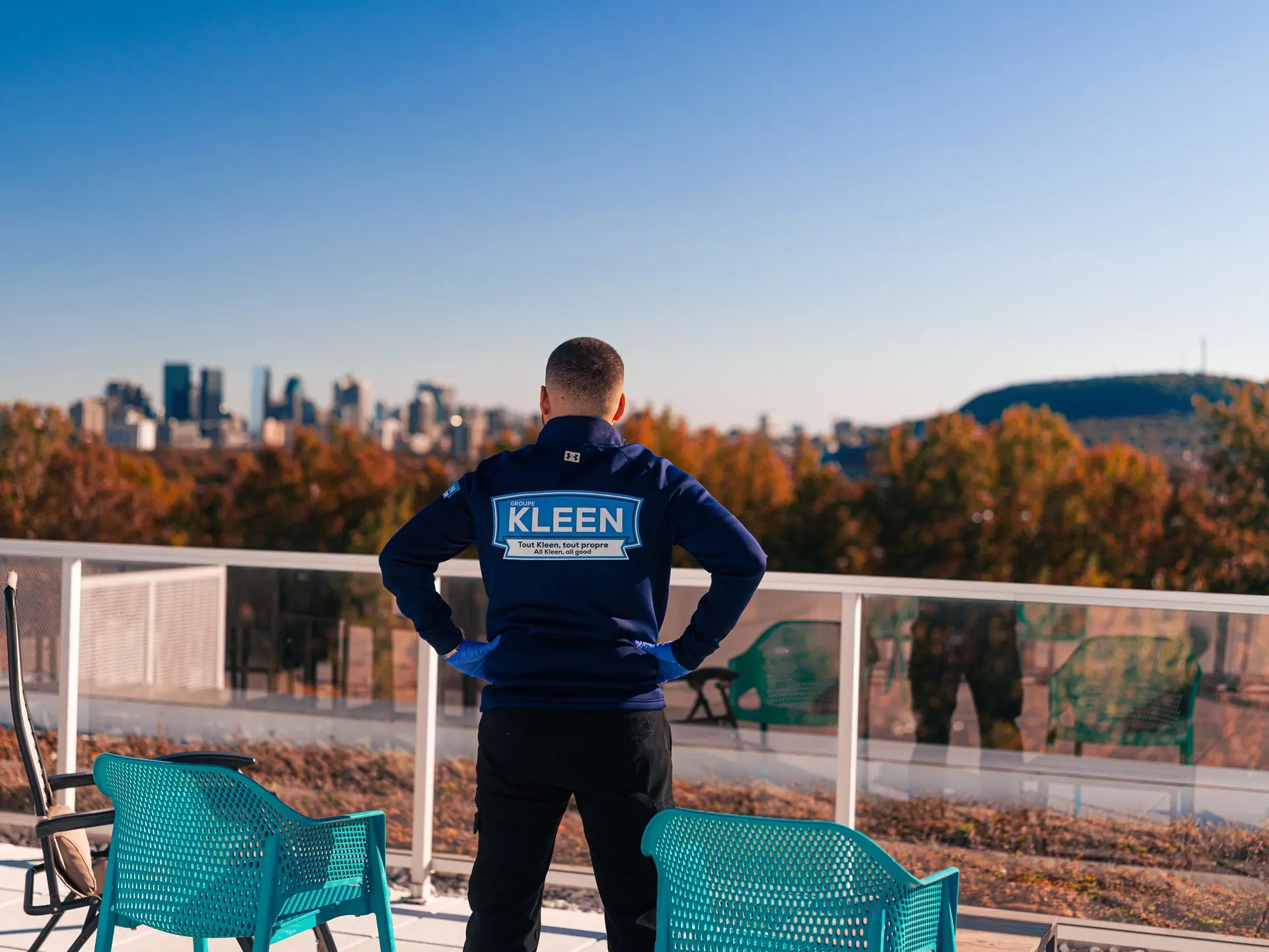 Membre de l’équipe Groupe KLEEN face au panorama urbain depuis une terrasse